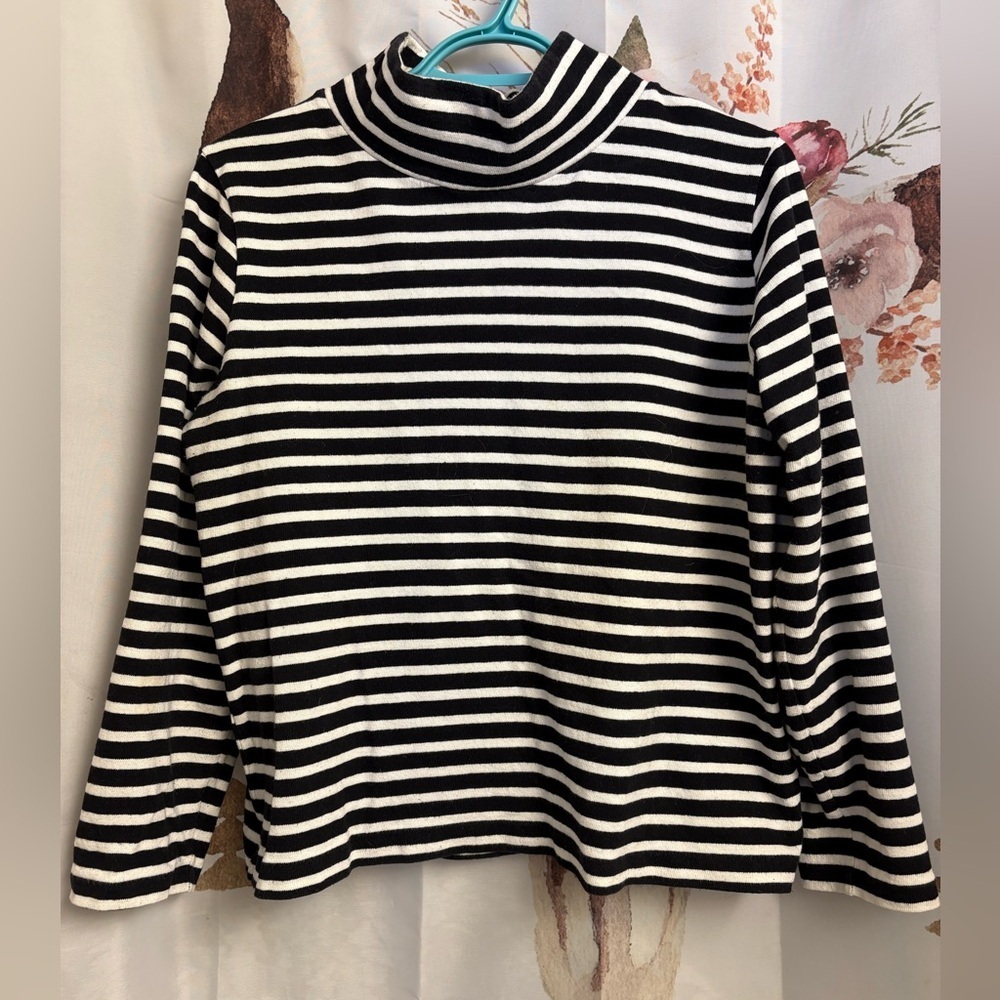 Small Black and White Striped Women's Sweater​​